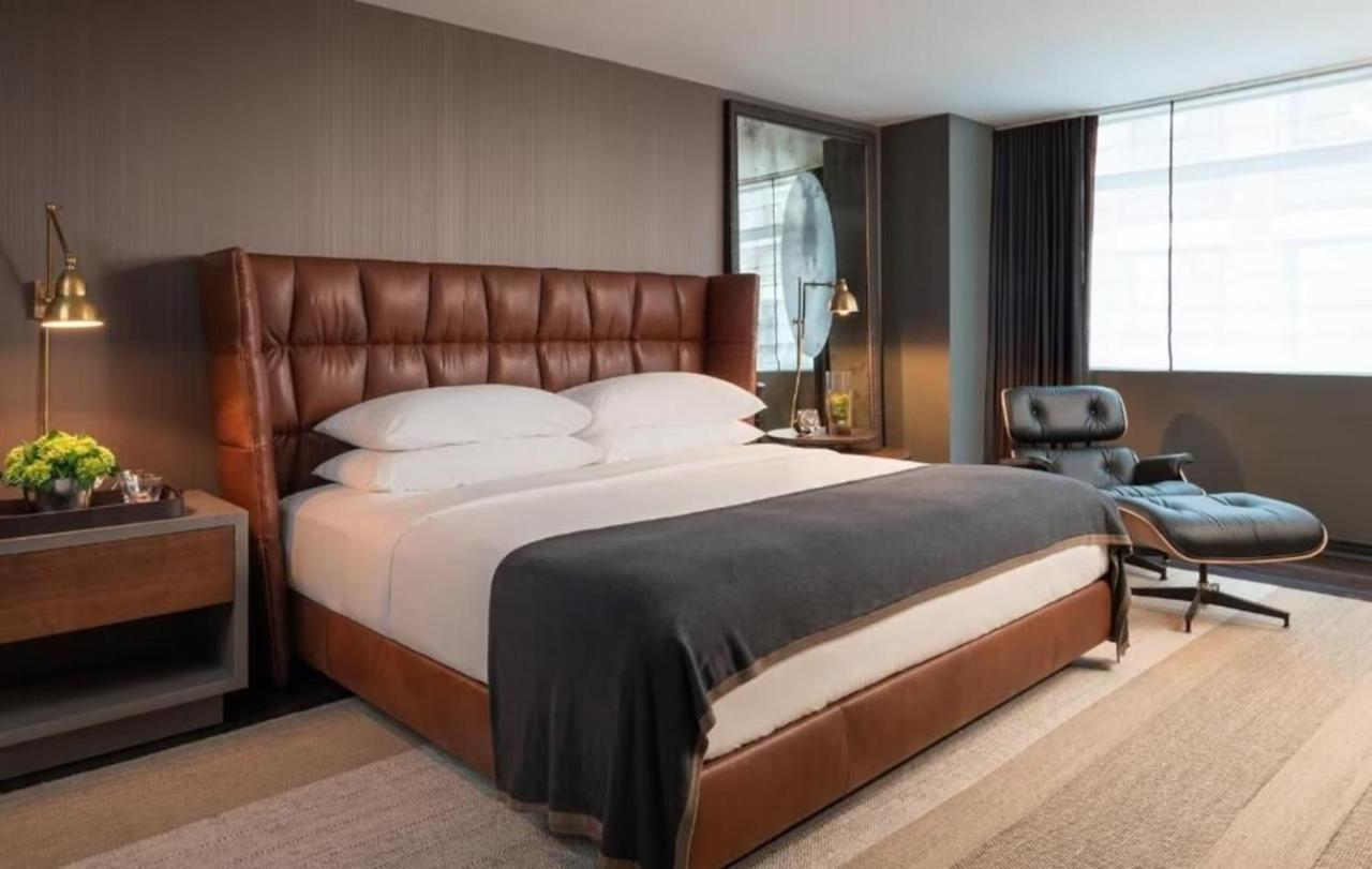 Chambre Lit King-Size avec Baignoire Accessible aux Personnes à Mobilité Réduite