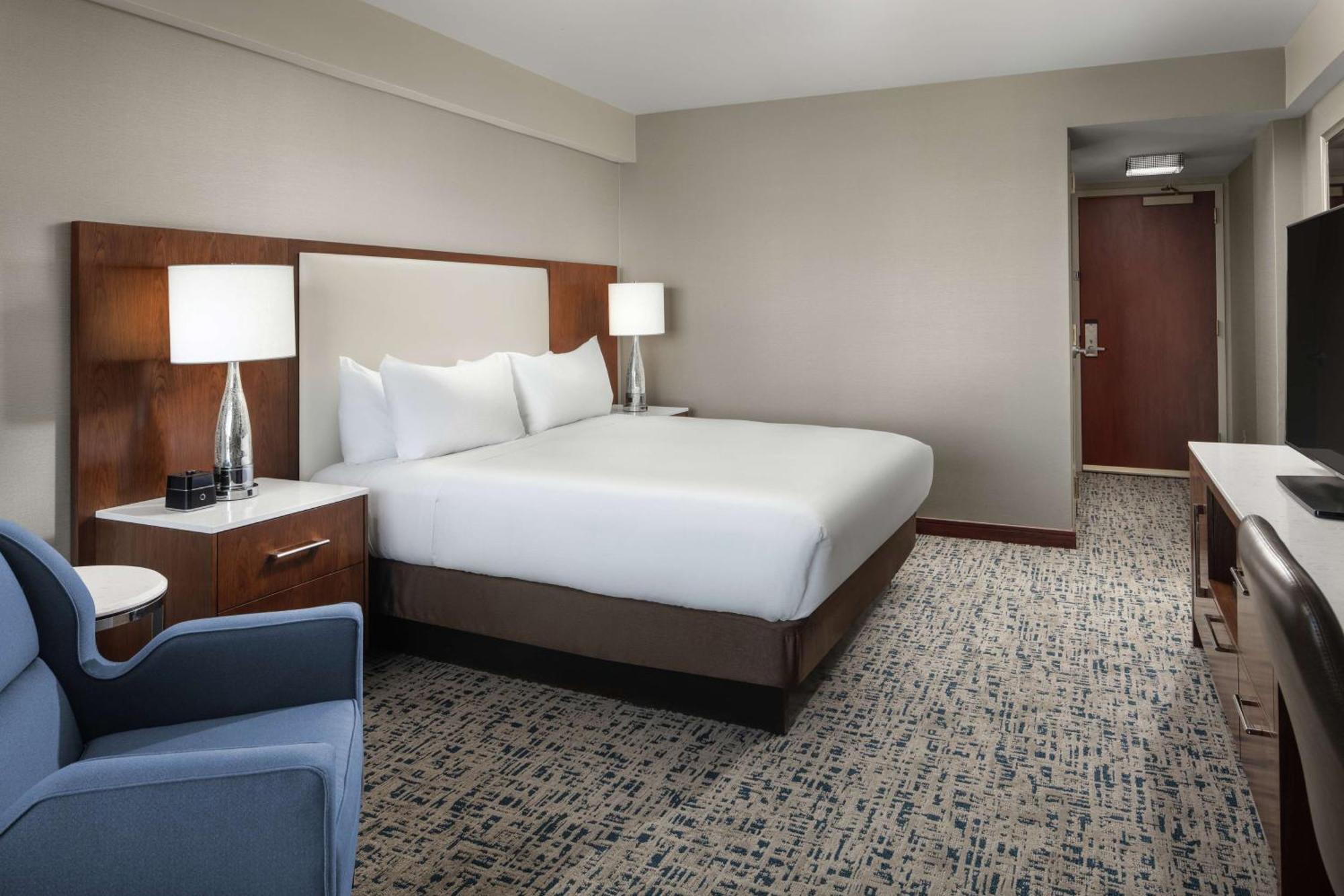 Chambre Lit King-Size Affaires - Non-Fumeurs - Vue sur Aéroport